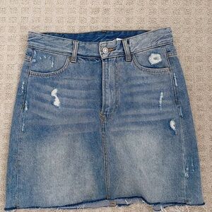 NWOT H&M women’s medium wash light distress denin jean skirt size 4